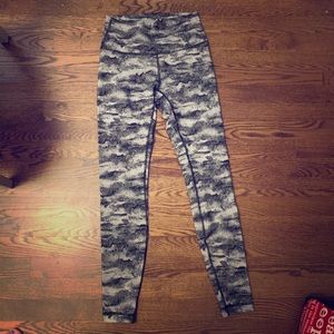 Lululemon Wunder Under- sz 6